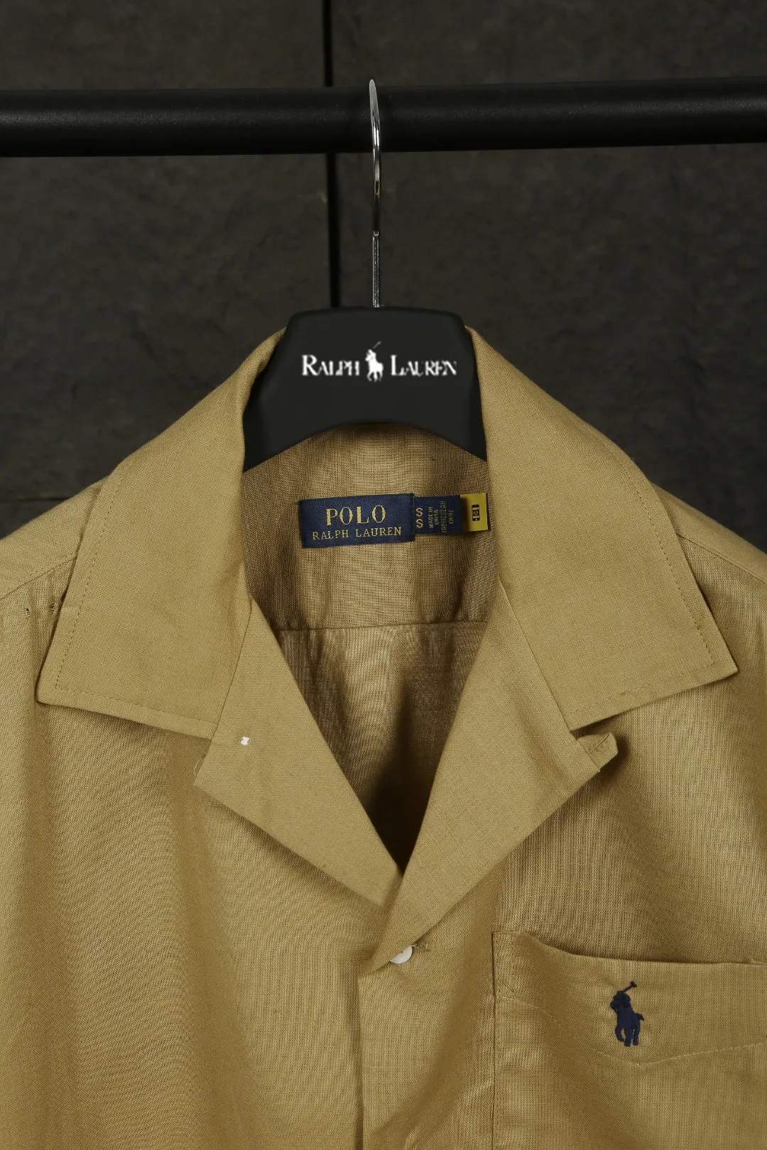 P230 Actual photo [High-end quality] Style number: 25055# Color: Navy blue/off-white/ice blue/light pink/chicken yellow/khaki Size: S to XL - Ralph Lauren/Ralph Lauren 25SS Summer popular high-quality old money style Cuban collar pocket style short-sleeved linen couple shirt - ingeniously restored 95% cotton blended bamboo linen, pre-washed, tight and soft texture ✅ - 100% restored workmanship Complete professional shirt with embedded clips in bifurcated sleeves, top button earrings ✅ - Custom dyed original pearlescent white buttons with different sizes ✅ - Special shaped chiffon foil inside the collar door tube, which is not easy to deform and pull ✅ - Ralph Lauren/linen pocket style short-sleeved shirt. It is different from the classic style and has a niche style. It perfectly combines comfort and high-end. An indispensable piece in summer. It is both cool and textured. It is the king of ins style with every snap. It can be used for commuting and vacationing. There’s no pressure to switch between different styles, and the classics never go out of style.